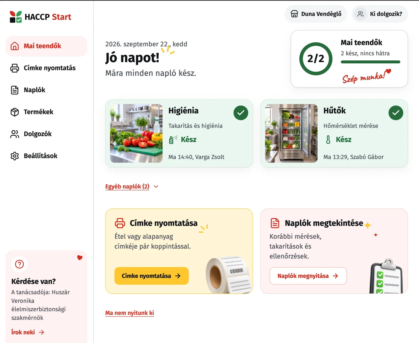 A HACCP Start Mai teendők képernyője tableten: a higiénia és a hűtők naplója kész, mellettük a dolgozó neve és az időpont, alatta a címkenyomtatás és a naplók.